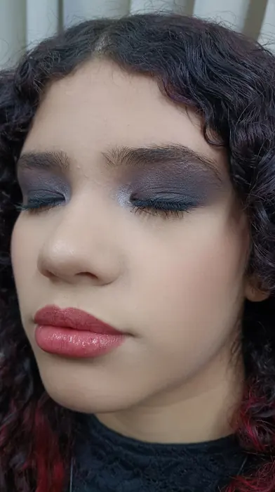 Detalhe de maquiagem dos olhos com acabamento para fotos
